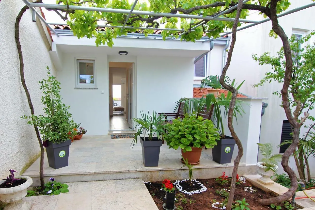Apartments Birimac Pola 0*,